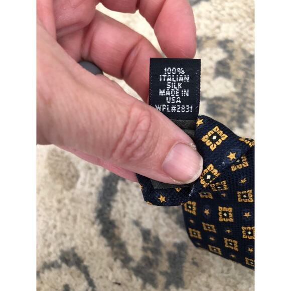 Tommy Hilfiger Men's 100% Italian Silk Tie Classic 2 Tone Design Red & Blue GUC - Picture 6 of 7